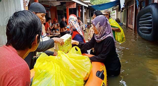 Prihatin dengan Korban Banjir, Damayanti dan Tim Salurkan Bantuan