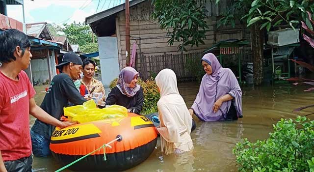Prihatin dengan Korban Banjir, Damayanti dan Tim Salurkan Bantuan
