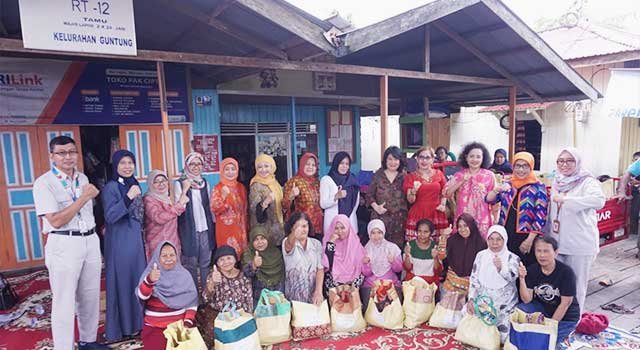 Istri Direksi dan Dewan Komisaris Pupuk Kaltim Sambangi Korban Banjir, Serahkan 300 Paket Sembako dan Uang tunai