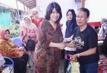 Istri Direksi dan Dewan Komisaris Pupuk Kaltim Sambangi Korban Banjir, Serahkan 300 Paket Sembako dan Uang tunai