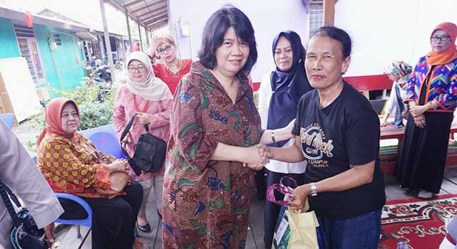 Istri Direksi dan Dewan Komisaris Pupuk Kaltim Sambangi Korban Banjir, Serahkan 300 Paket Sembako dan Uang tunai