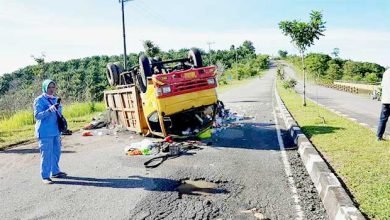 Truk Pengangkut Sampah Terguling, Diduga ini Penyebabnya