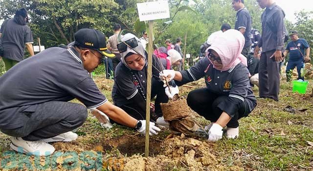 Kajari Tanam Pohon, Neni: Harus Dipelihara Sampai Tumbuh