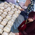 Yayasan Yabis Bagikan Ribuan Daging Kurban Menggunakan Besek Anyaman Bambu