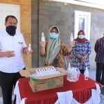Kepala Disdikbud Bontang Akhmad Suharto menyerahkan ratusan botol hand sanitizer