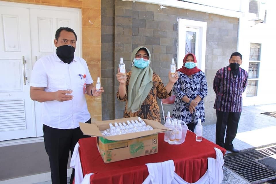 Kepala Disdikbud Bontang Akhmad Suharto menyerahkan ratusan botol hand sanitizer
