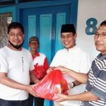 Rusmadi dan Achmad Zaini Salurkan Puluhan Paket Sembako Kepada Warga Kelurahan Dadi Mulya