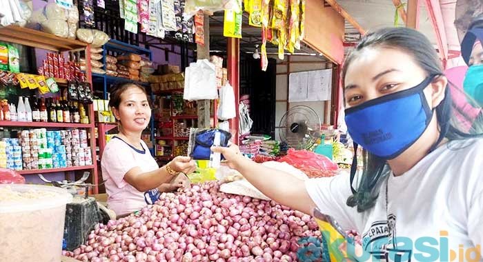 Tim Relawan Mahyunadi Bagikan Ribuan Masker dan Hand Sanitizer, Sasar Pedagang UMKM