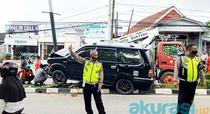 tiang listrik median jalan