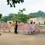 Tutup Paksa Gerbang Kampus