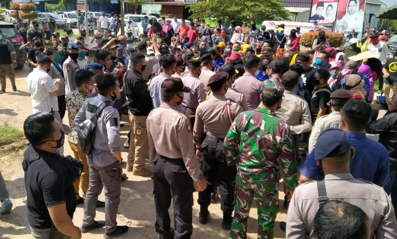 Massa Pendukung Calon Independen Abdal-Rusmiati Seruduk KPU Kutim, Minta Pleno Ditunda