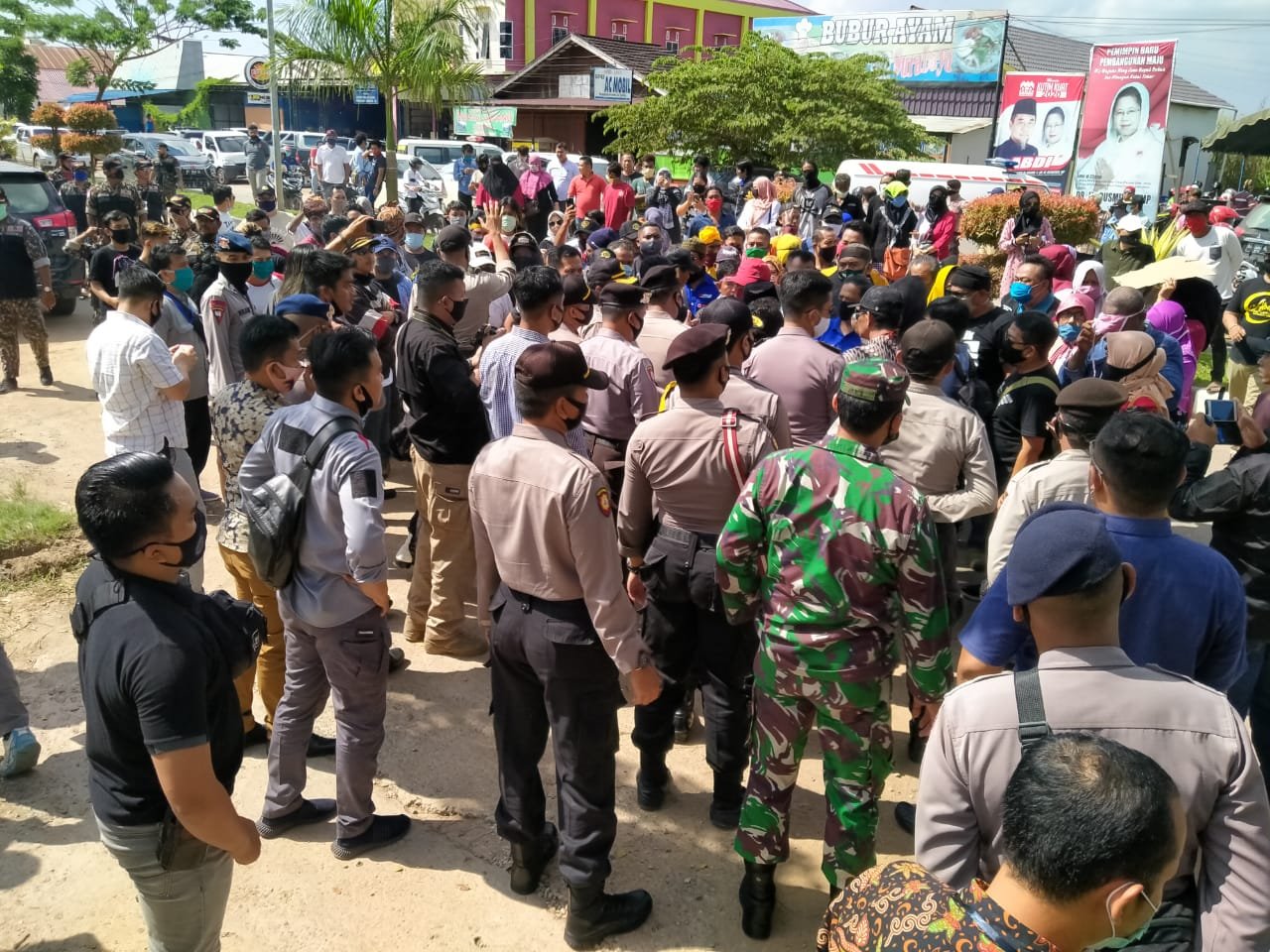 Massa Pendukung Calon Independen Abdal-Rusmiati Seruduk KPU Kutim, Minta Pleno Ditunda