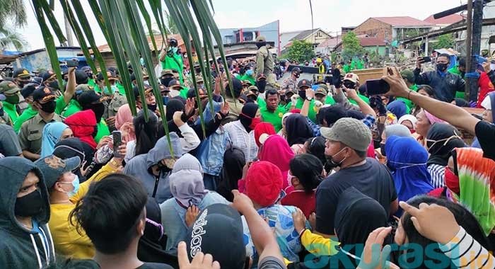 Sempat Menolak, 13 Rumah di Bantaran SKM Dibongkar Paksa, 7 Lainnya Janji Bongkar Sendiri