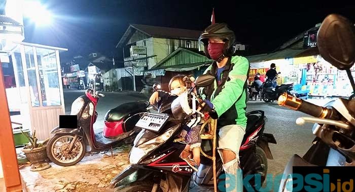 Ditinggal Istri, Seorang Ojol di Samarinda Narik Penumpang Sambil Bawa Anak Usia 2,5 Tahun