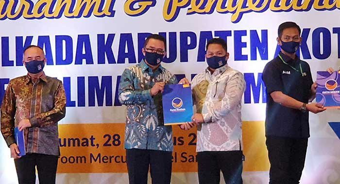 Serahkan SK Dukungan Ke-8 Calon Kepala Daerah, Isran: Jangan Coba-Coba Berpolitik Uang