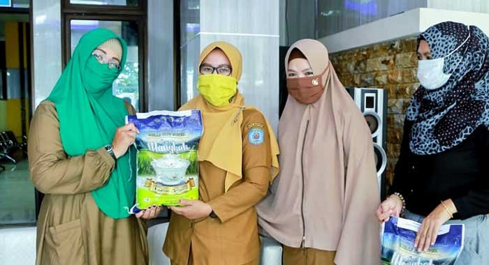Dharma Wanita Unit Disnaker Bontang Berbagi Beras, Aksi Sosial di Tengah Pandemi