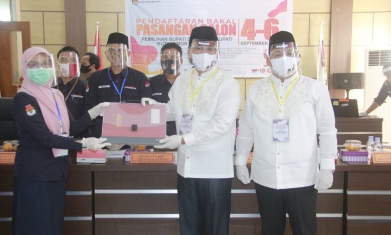 Bawa 23 Kursi dari 6 Parpol, Mahyunadi-Kinsu Resmi Daftar Cabup dan Cawabup di KPU