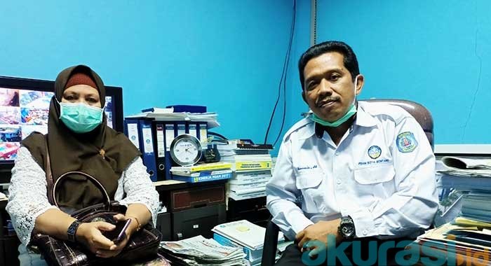 (Dari kiri) Ketua Dewan Pengawas dan Direktur Perumda Tirta Taman Kota Bontang Aguswati dan Suramin memberikan klarifikasi. (Muhammad Budi Kurniawan/Akurasi.id)