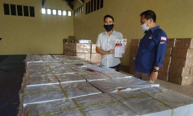 Fasilitasi Kampanye Pilkada, KPU Kukar Serahkan Bahan Kampanye dan APK Kepada Tim Paslon Edi-Rendi