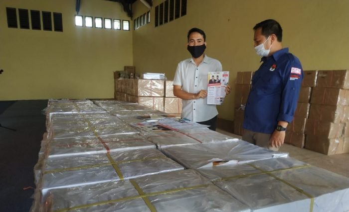 Fasilitasi Kampanye Pilkada, KPU Kukar Serahkan Bahan Kampanye dan APK Kepada Tim Paslon Edi-Rendi