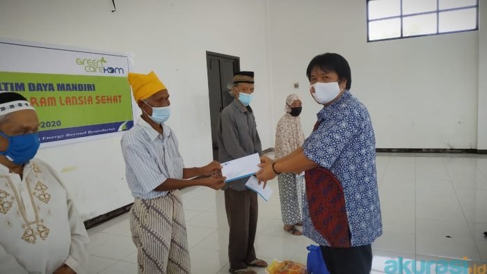 PT KDM Peduli Lansia, Serahkan Paket Sembako Sehat di Kelurahan Guntung