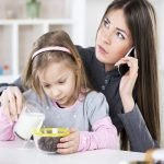 Cara Mengatasi Anak yang Tidak Mau Lepas dari Ibunya