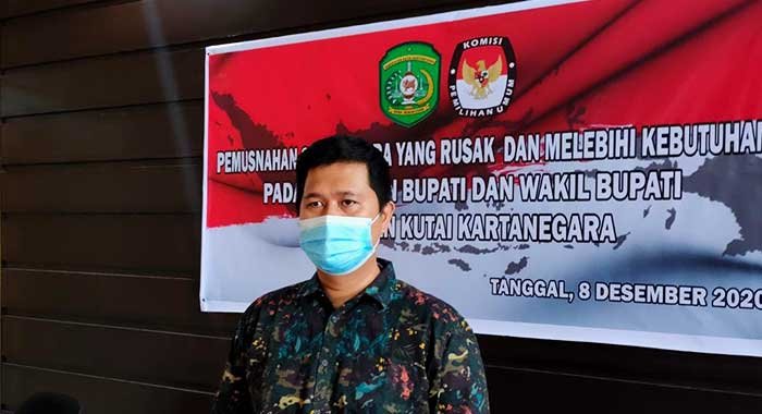 Pantau Jalannya Pilkada, Ketua KPU Dampingi Gubernur Kaltim Kunjungi 4 TPS di Kukar