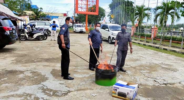 Cegah Penyalahgunaan, KPU Kukar Musnahkan 1.146 Surat Suara Rusak dan Melebihi Kuota