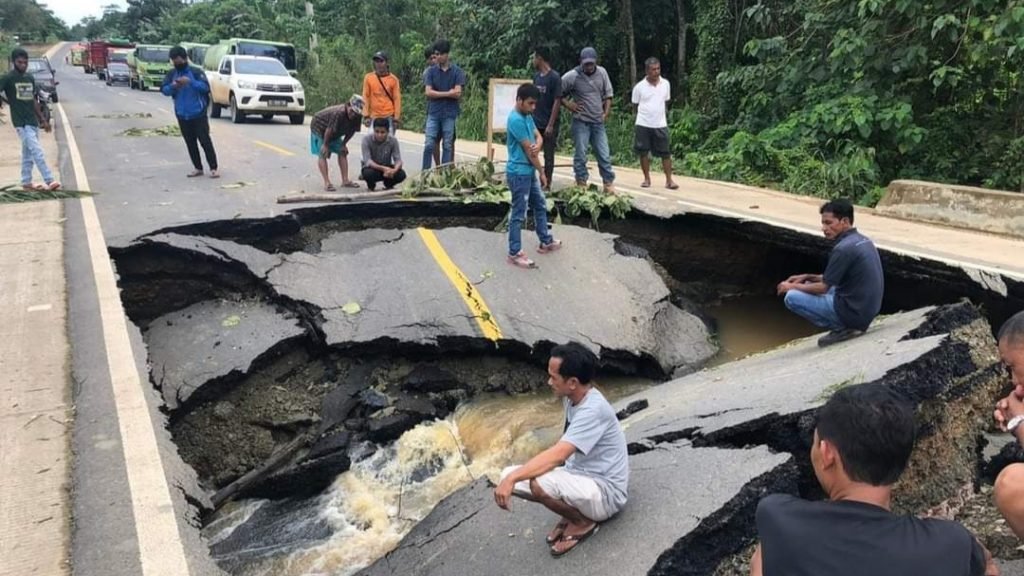 Jalan Penghubung Kutim-Berau Ambles, Ratusan Kendaran Tak Dapat Melintas