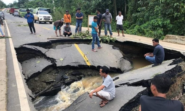 Jalan Penghubung Kutim-Berau Ambles, Ratusan Kendaran Tak Dapat Melintas