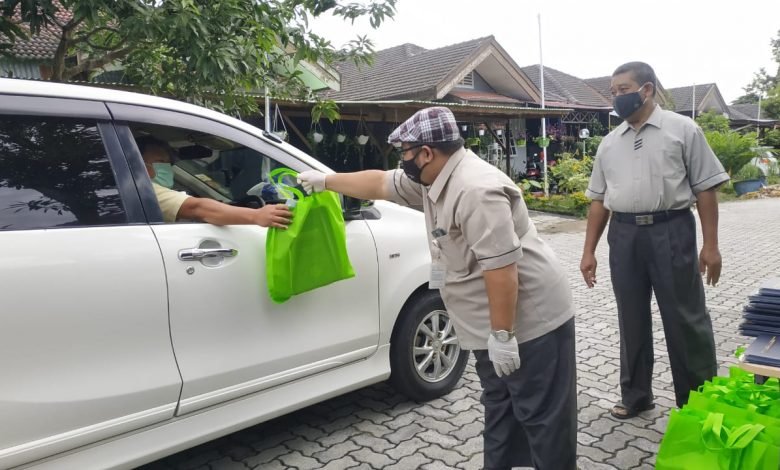 Bagi Rapor Drive-Thru, Cara SMA Vidatra Cegah