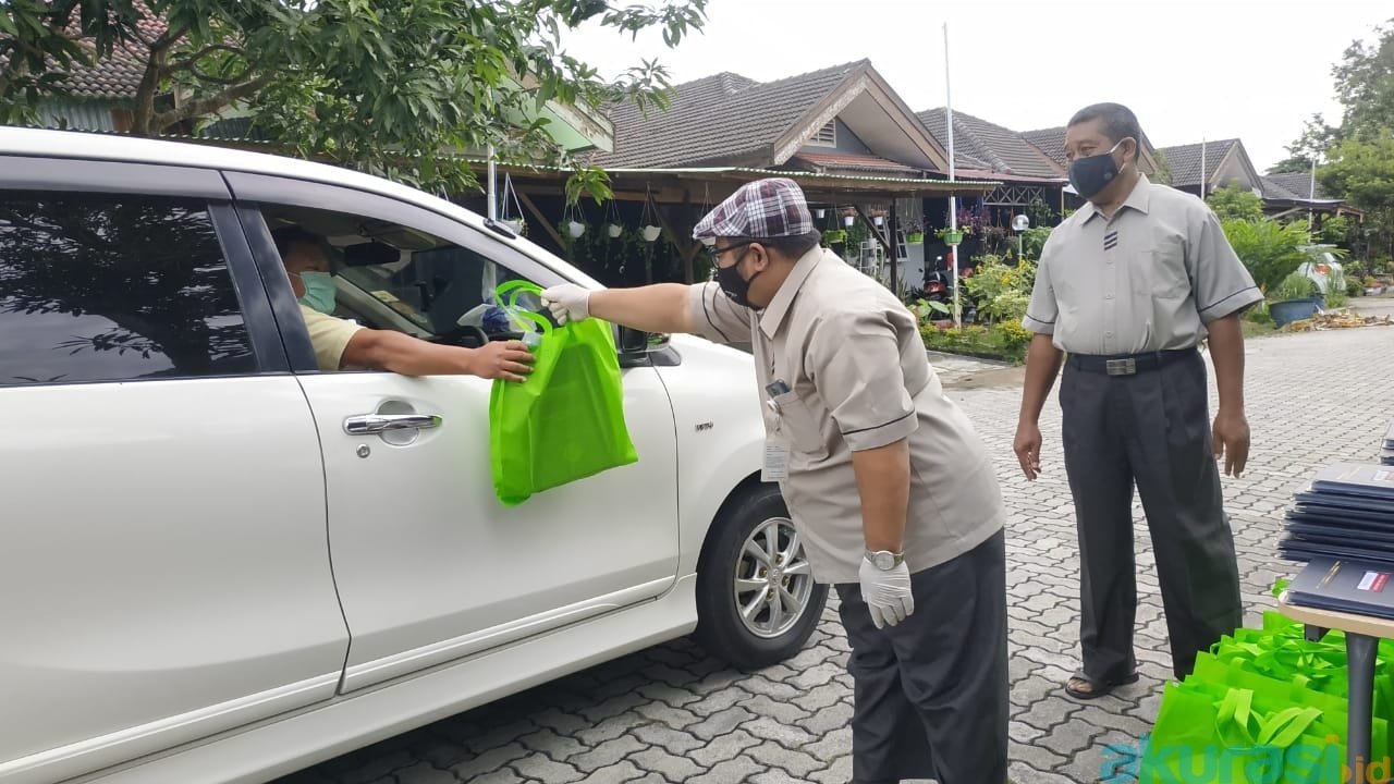 Bagi Rapor Drive-Thru, Cara SMA Vidatra Cegah