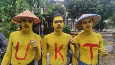 Puluhan Mahasiswa Unmul Gelar Aksi, Tuntut Gratiskan UKT