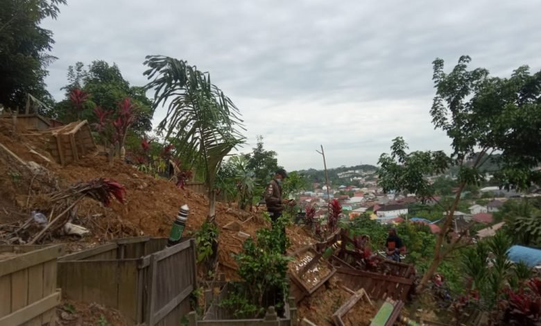 Makam TPU Damanhuri Longsor Akibat Hujan Deras