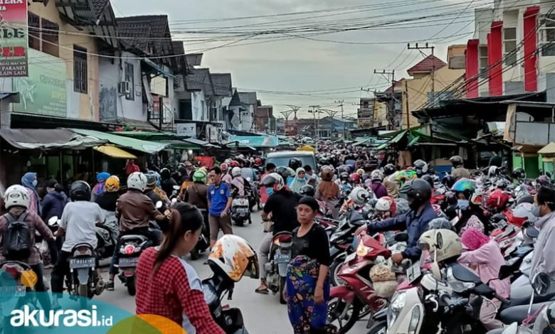 Sabtu-Minggu “Dilarang” Keluar Rumah, Warga Samarinda Ramai-Ramai Serbu Pasar Tradisional