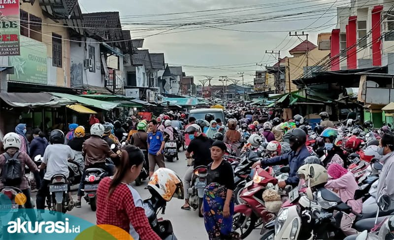 Sabtu-Minggu “Dilarang” Keluar Rumah, Warga Samarinda Ramai-Ramai Serbu Pasar Tradisional 