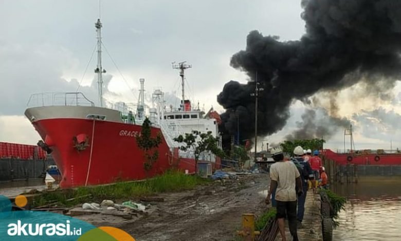 Dua Kapal Tanker Meledak, Tiga Orang Dinyatakan