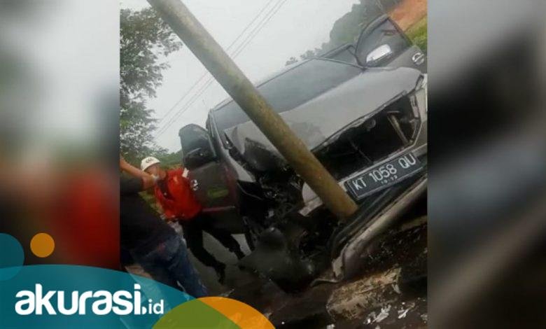 Lepas Kendali, Innova Ringsek Hantam Tiang Listrik