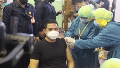Berikan Contoh Pada Masyarakat, Wali Kota Samarinda Andi Harun Tampil Pertama Divaksin