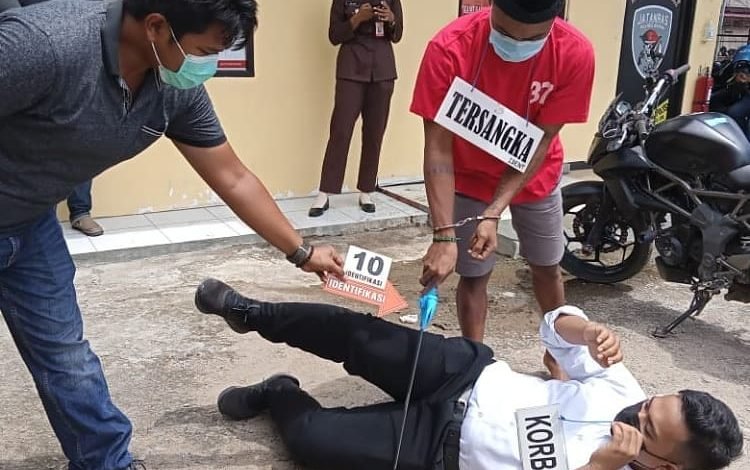 Tebas Kepala Karena Utang, Polres Berau Reka Adegan