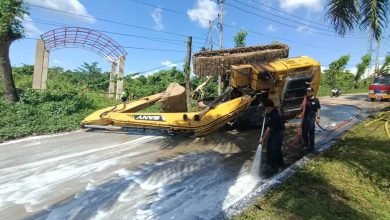 Minibus Nyaris Jadi “Lemper” Usai Tertimpa Truck Alat Berat yang Gagal Nanjak di Poros Samarinda-Tenggarong