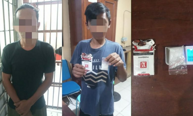 Sembunyikan Narkoba di Bungkusan Rokok, Dua Pria Ini Kaget Diciduk Polisi Saat Asik Nongkrong