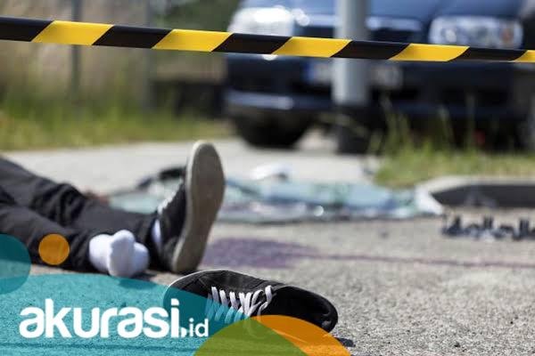 Motor Keluar Jalur Saat Menikung, Pria Paru Baya Tewas Dihantam Mobil