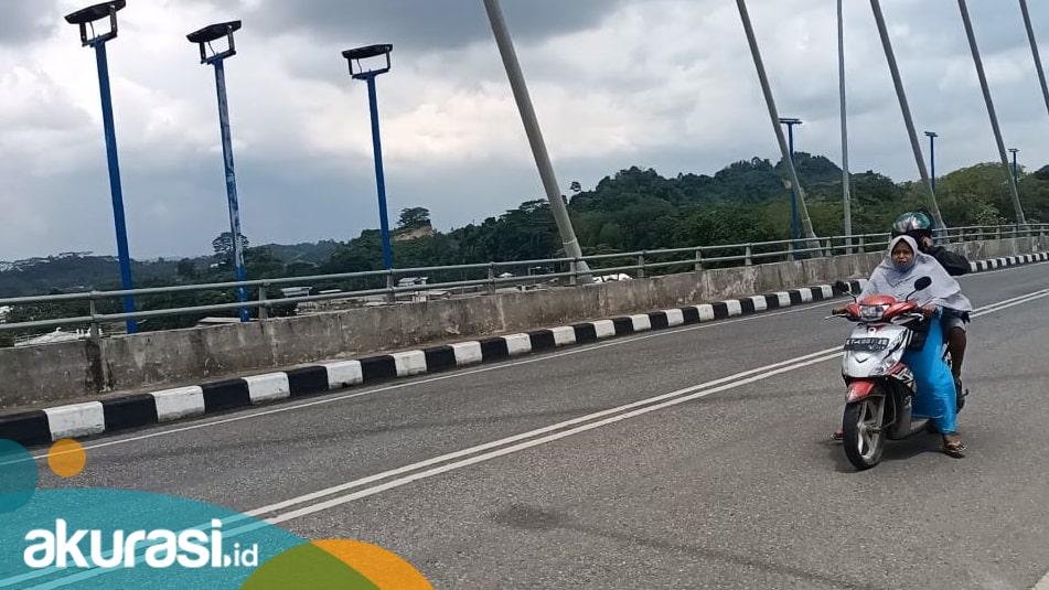 Setelah Pergeseran Pylon Jembatan Mahkota II, Giliran Ruas Jalan Jembatan Mengalami Keretakan