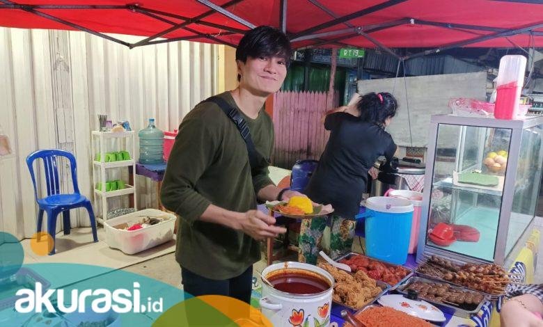 Viral! “Lee Min Ho” Jual Nasi Kuning di Samarinda, Banyak yang Ajak Pacaran
