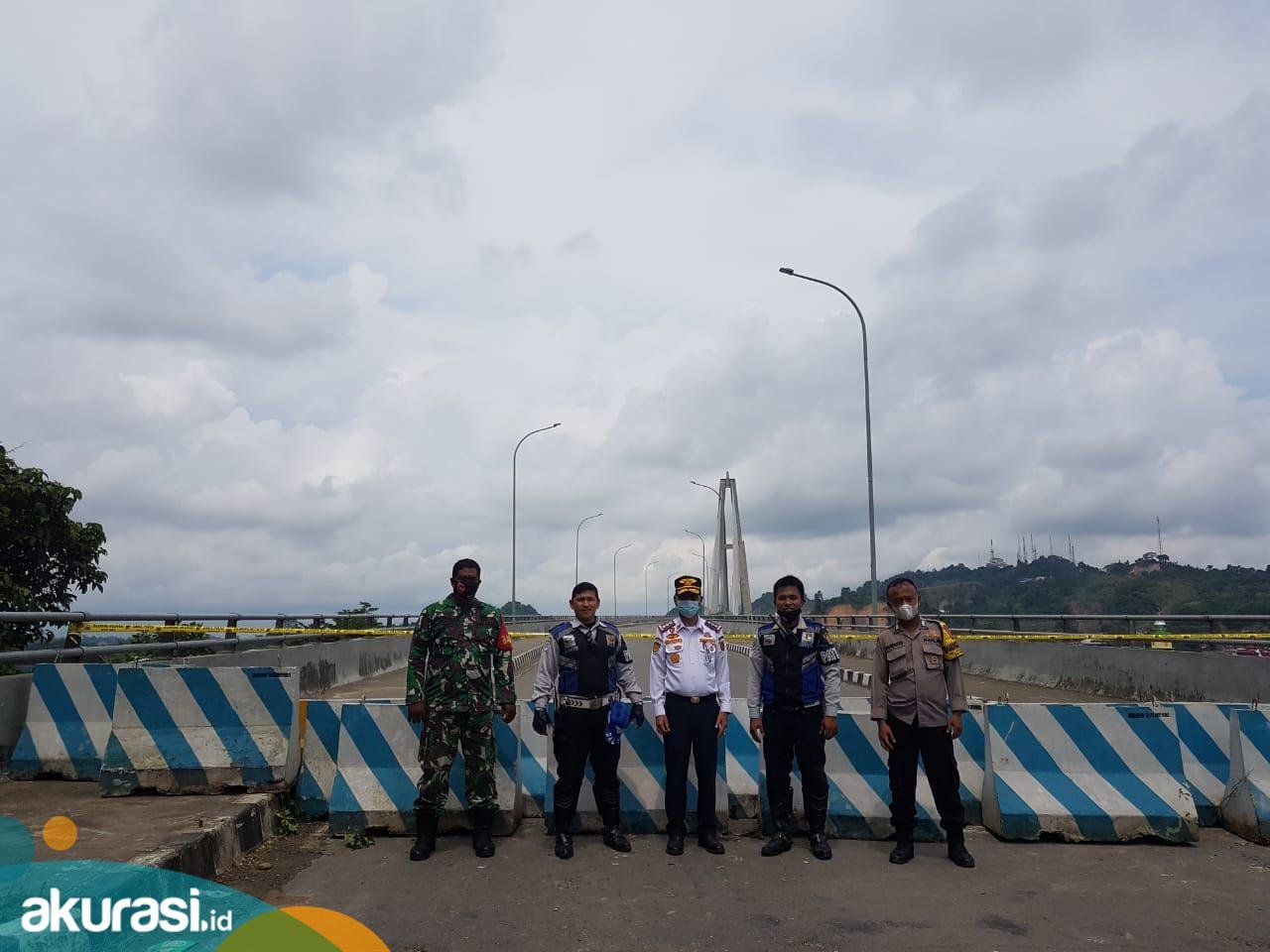 Halau Pengendara Nakal, Dishub Pasang Barier Beton 500 Kg di Jembatan Mahkota 2
