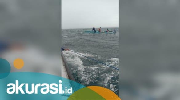 Ketinting Mancing Terbalik Dihantam Badai, Warga Guntung Nyaris Tenggelam di Tenggara Kedindingan