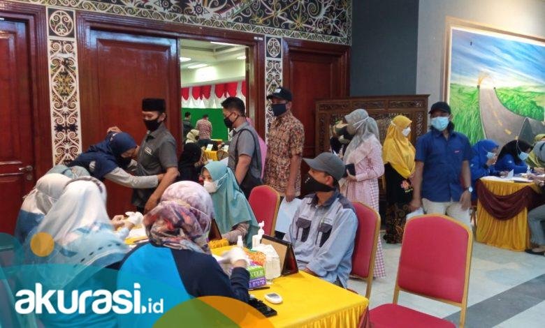 Menunjang Pelayanan Terbaik Saat Pandemi, Pegawai Dinas Perpustakaan dan Kearsipan Bontang Divaksin