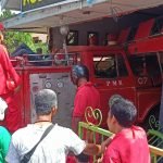 Demi Padamkan Rumah Mantan Lurah yang Terbakar, Mobil Pemadam Samarinda Seruduk Rumah Warga