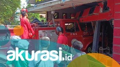 Demi Padamkan Rumah Mantan Lurah yang Terbakar, Mobil Pemadam Samarinda Seruduk Rumah Warga